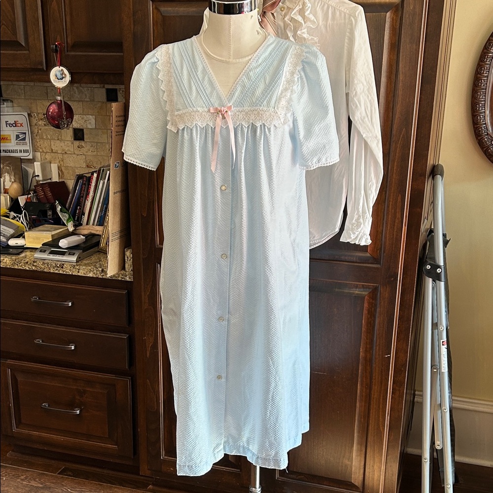Lorraine Sz M Light Blue Lace-Trimmed Snap Front Robe (flaws)